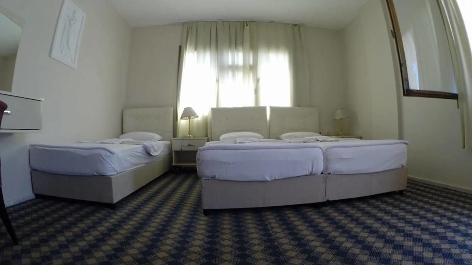 كوشاداسيه Karya Hotel